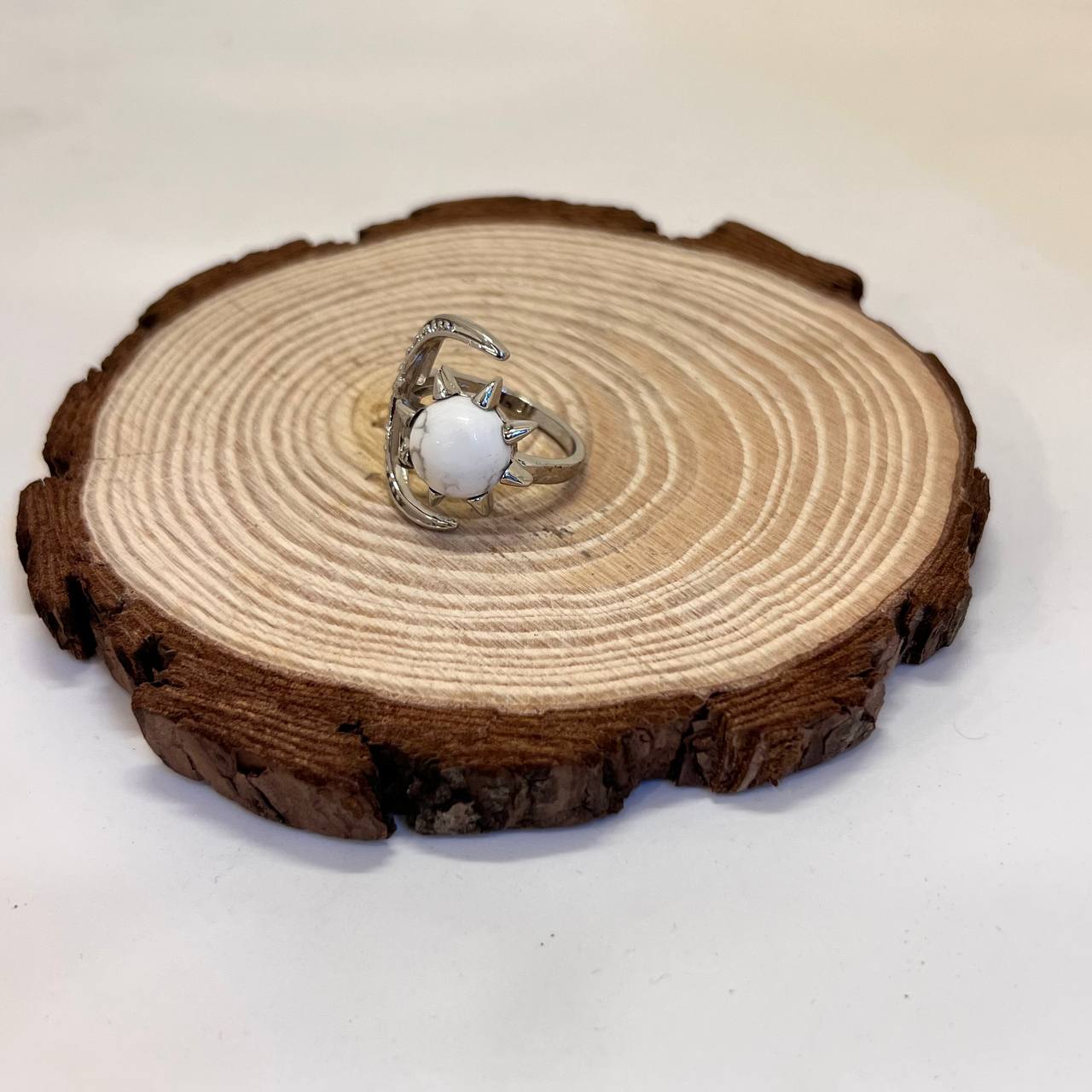 HOWLITE RING
