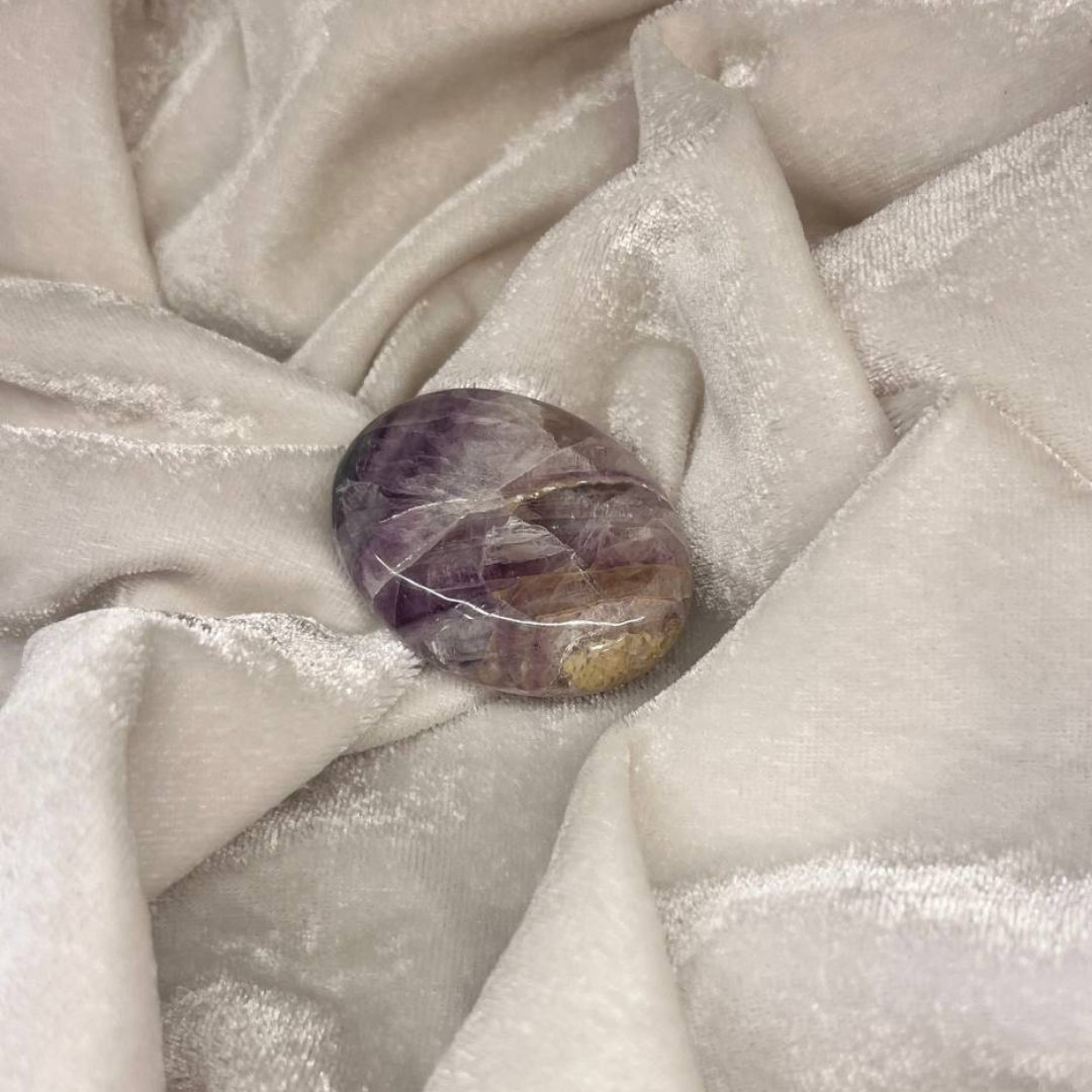 AMETHYST PALM STONE (PROTECTION AND HEALING)