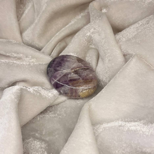 AMETHYST PALM STONE (PROTECTION AND HEALING)